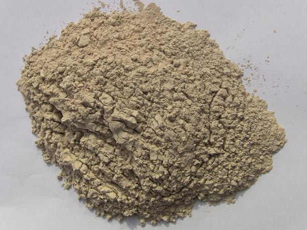 礬土性質(zhì) 礬土主要成分是氧化鋁，為煉鋁和耐火材料的主要原料。白色或灰白色，因含鐵而呈褐黃或淺紅色。密度3.45g/cm3，硬度1～3，不透明，質(zhì)脆。極難熔化，不溶于水，能溶于硫酸、氫氧化鈉溶液。 地區(qū)分布 中國(guó)鋁土礦資源比較豐富，在全國(guó)18個(gè)省、自治區(qū)、直轄市已查明鋁土礦產(chǎn)地205處，其中大型產(chǎn)地72處（不包括臺(tái)灣），主要分布在山西、山東、河北、河南、貴州、四川、廣西、遼寧、湖南等地。 投資前景 1.可用于煉鋁工業(yè)。用于國(guó)防、航空、汽車、電器、化工、日常生活用品等。 2.可用于精密鑄造。礬土熟料加工成細(xì)粉做成鑄模后精鑄。用于軍工、航天、通訊、儀表、機(jī)械及醫(yī)療器械部門。 3.可用于耐火制品。高鋁礬土熟料耐火度高達(dá)1780℃，化學(xué)穩(wěn)定性強(qiáng)、物理性能良好。 4.硅酸鋁耐火纖維。用于鋼鐵、有色冶金、電子、石油、化工、宇航、原子能、國(guó)防等多種工業(yè)，消防人員可用耐火纖維布做成衣服。 5.制造礬土水泥、研磨材料、陶瓷工業(yè)以及化學(xué)工業(yè)可制鋁的各種化合物。 鋁礬土磨粉制備 鋁礬土粉是選用煅燒過(guò)的熟鋁礬土礦石用雷蒙磨加工制成的細(xì)粉，粒度通常為100目-325目，在耐火材料行業(yè)得到了廣泛的應(yīng)用。通常加工的流程為先經(jīng)顎式破碎機(jī)進(jìn)行破碎，然后篩分進(jìn)入鋁礬土雷蒙磨或鋁礬土超細(xì)磨粉機(jī)中，進(jìn)行鋁礬土粉制備，使其應(yīng)用更加廣泛。